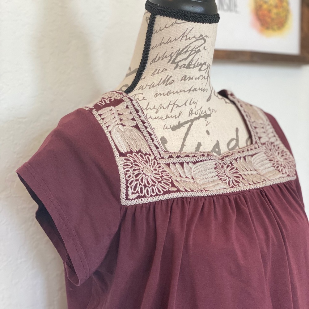 🍍EUC EMBROIDERED TOP